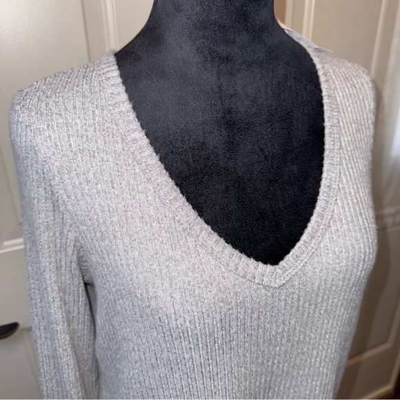 American Eagle Outfitters Light Gray Ribbed V-Neck Long Sleeve Top Sz S NWT SOFT - Picture 5 of 11